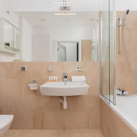 Beautiful Czarnieckiego With Balcony By Renters 公寓