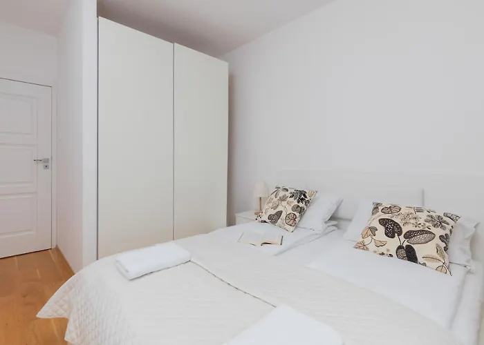 Апартаменты Beautiful Czarnieckiego With Balcony By Renters